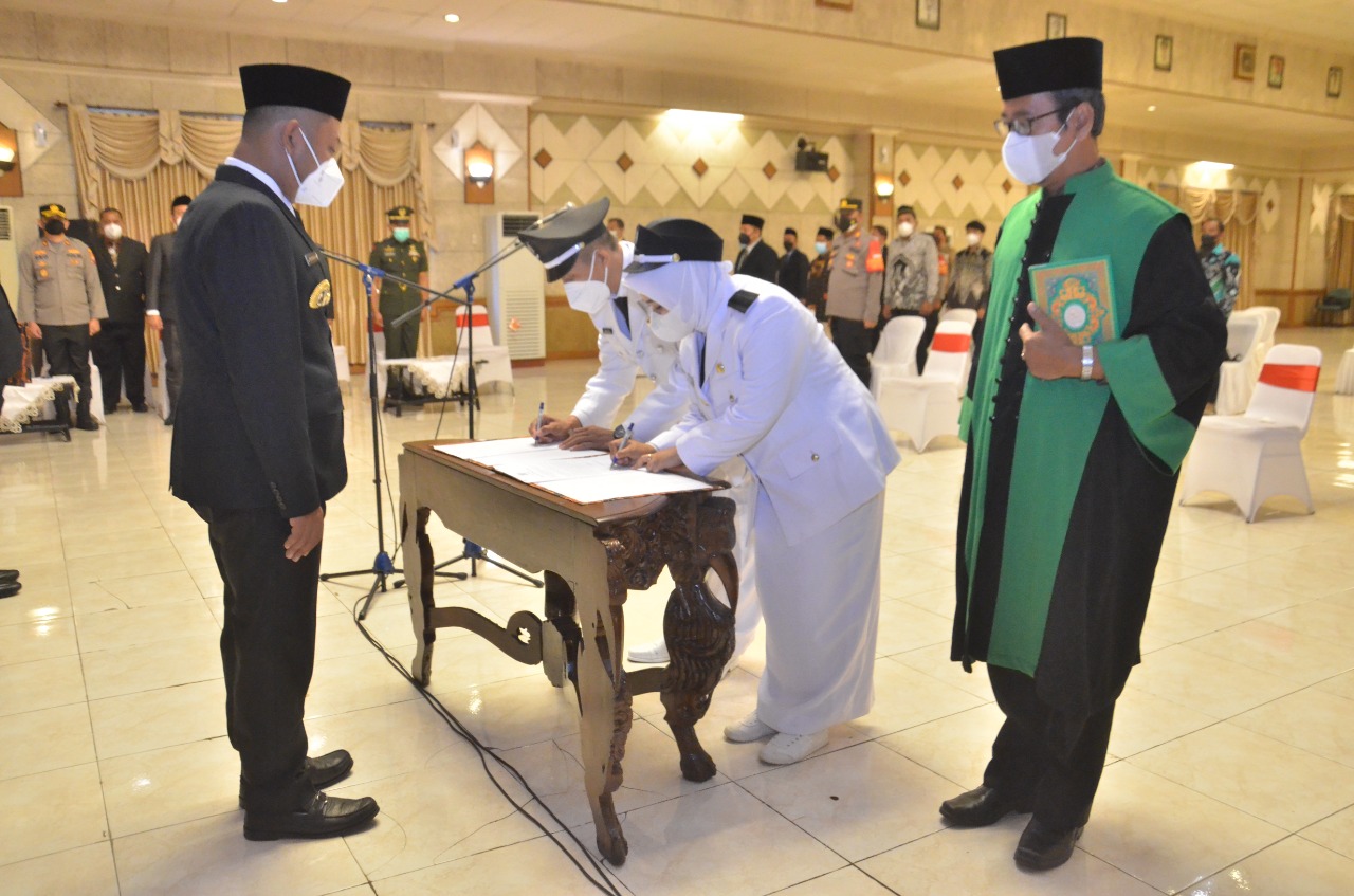 Lantik 2 Kades PAW Terpilih, Bupati Gus Yani : Jaga Kondusifitas Desa